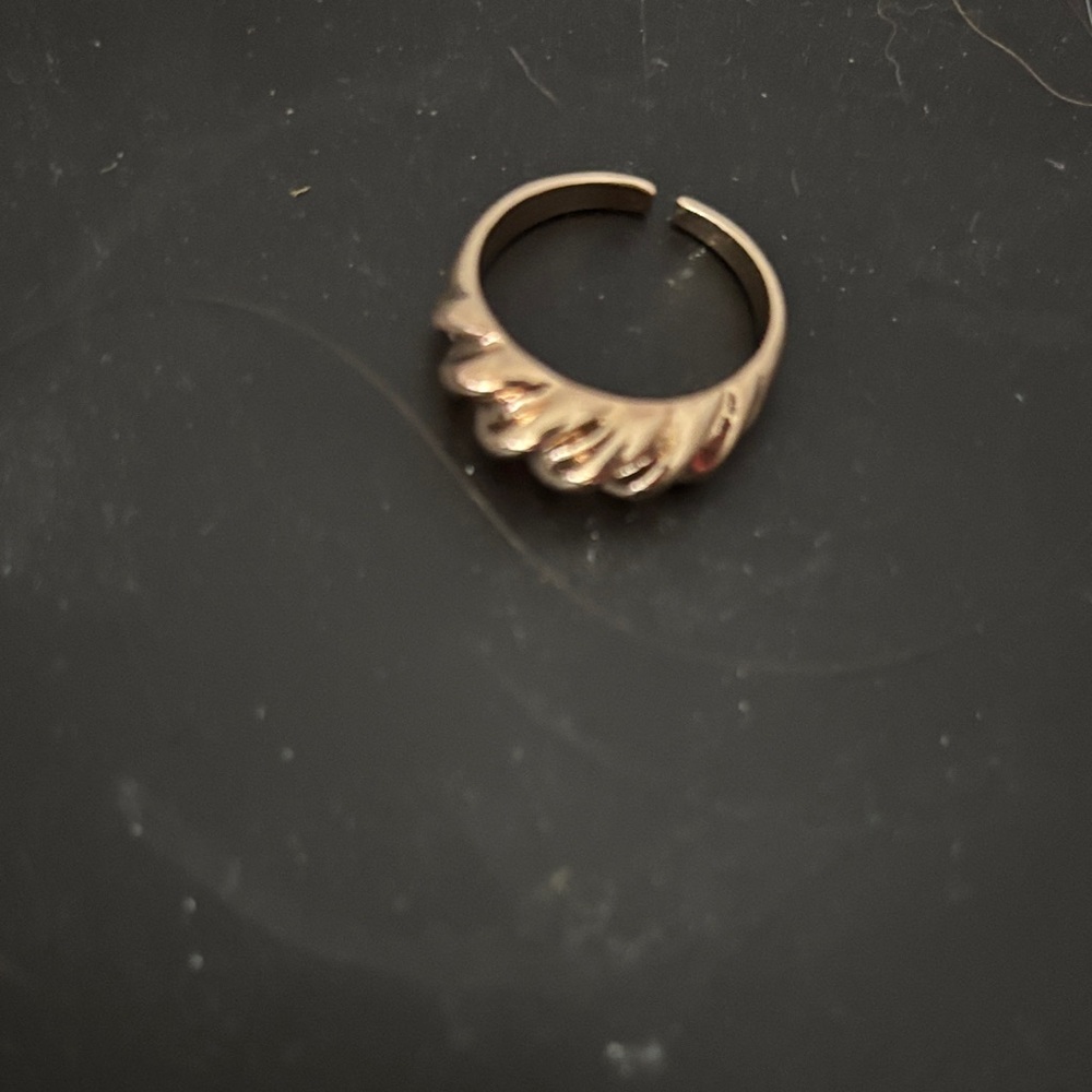 Elegant Gold-Toned Women's Ring